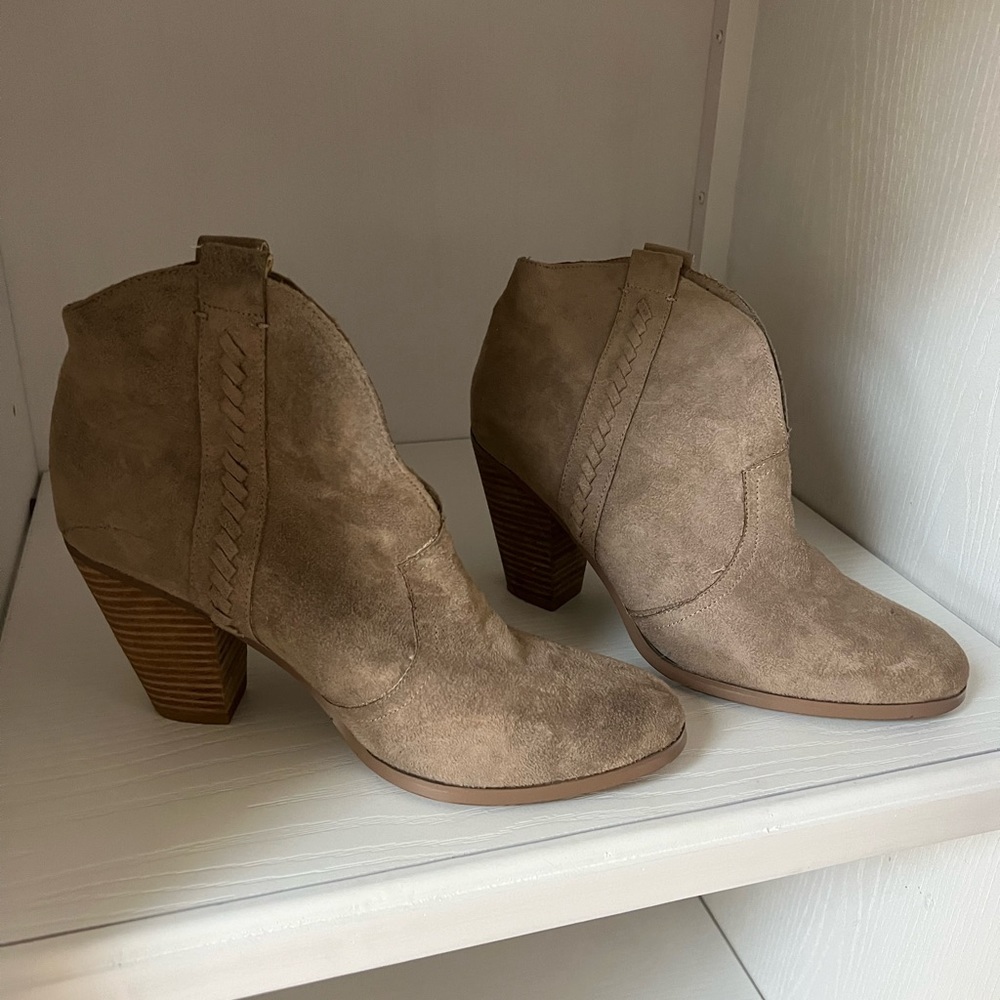 Report beige suede boots